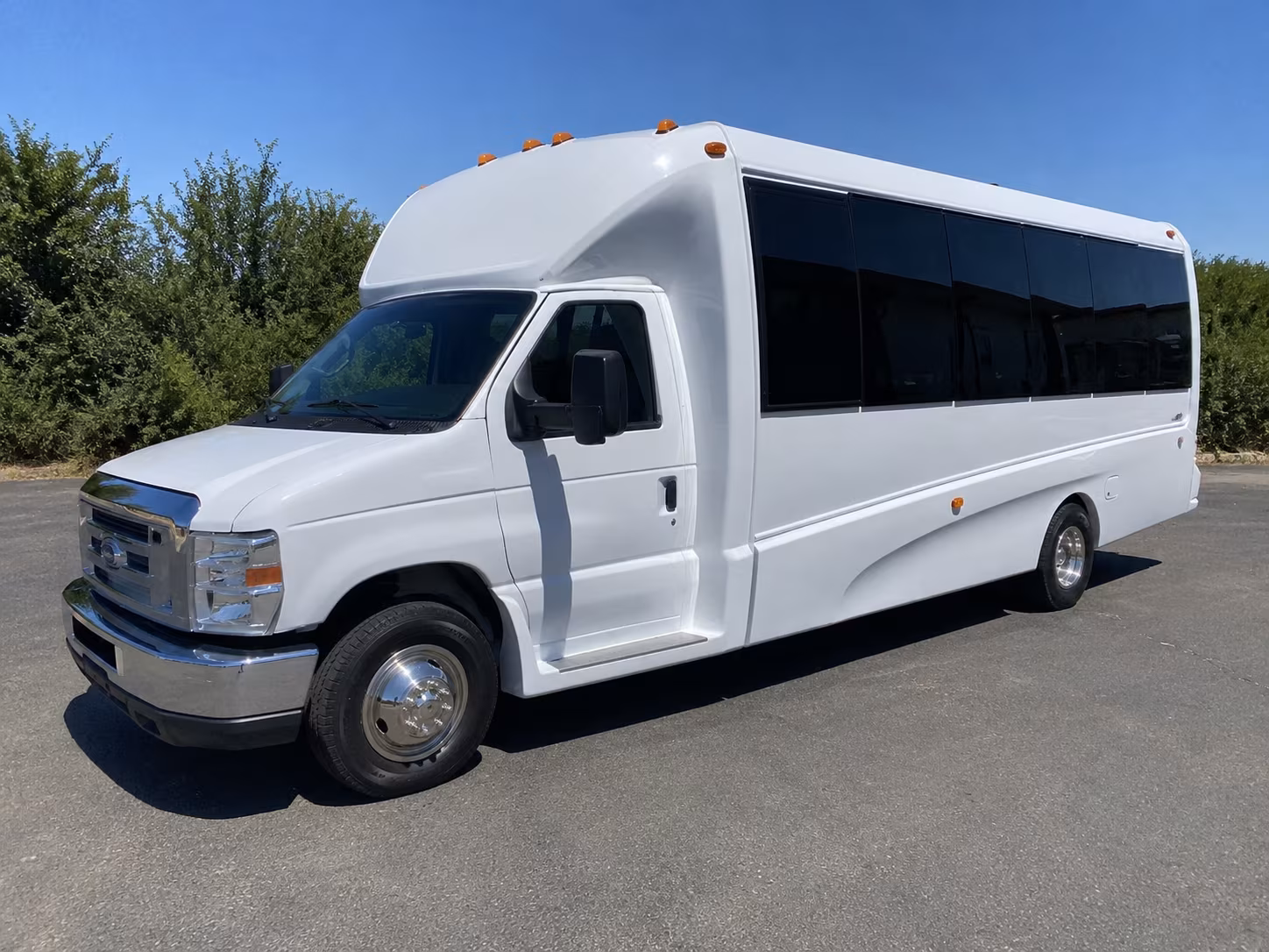 Wichita Birthday, Sweet 16, & Quinceañera Transportation party bus exterior